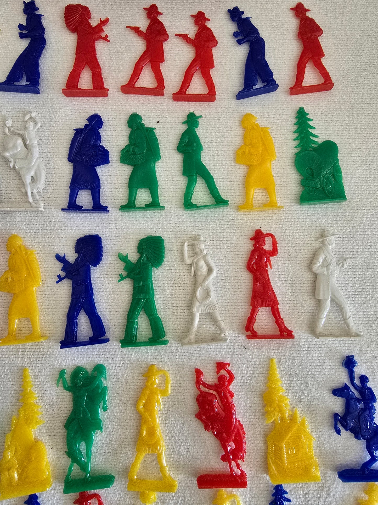 Vintage Set of 100 Cowboys and Indians Plastic Toys in Original Box