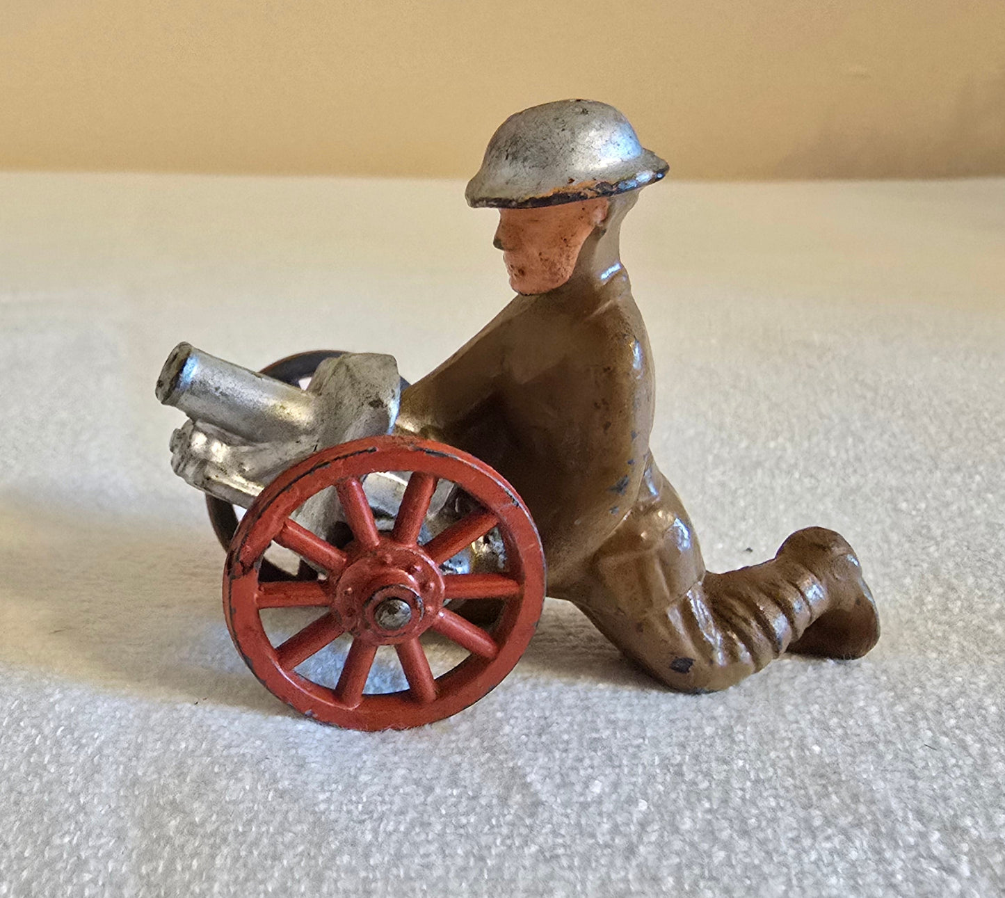 Vintage Manoil Barclay Lead Toy Soldier Man Kneeling Behind Cannon on Wheels