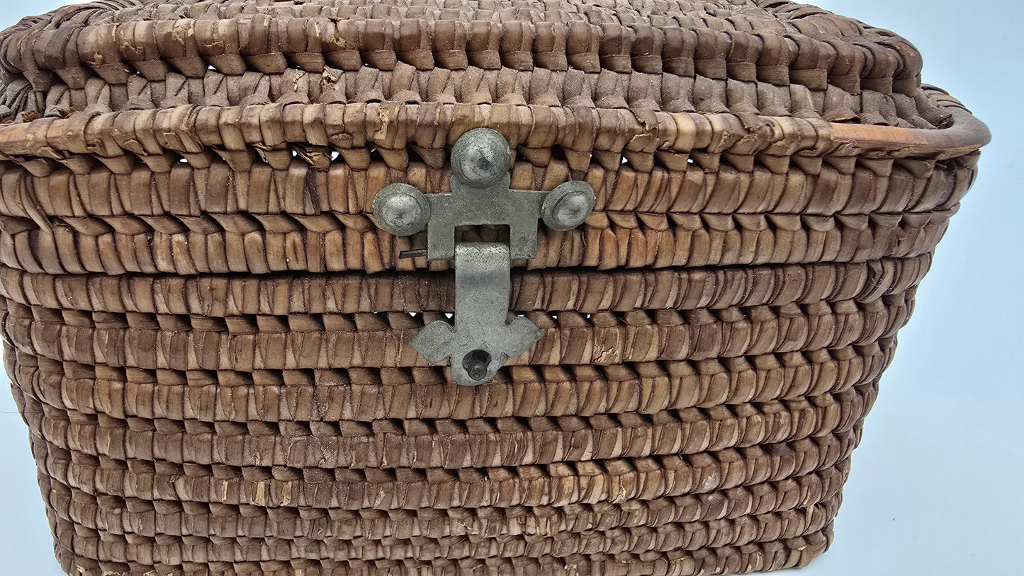 Antique Rattan Wicker Small Basket with Hinge Clasp Lid