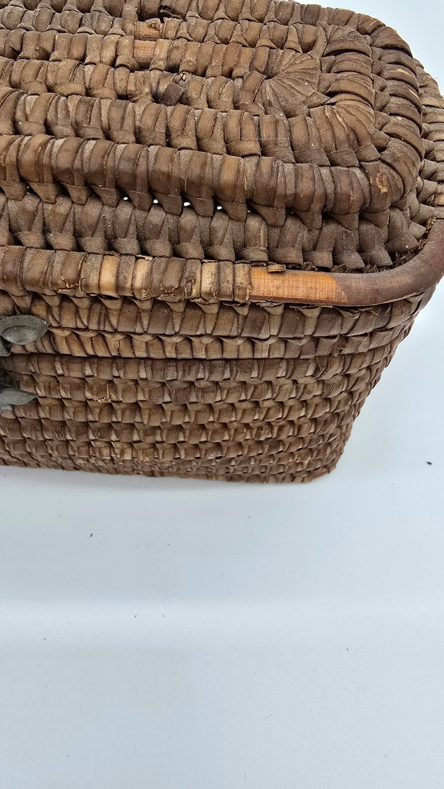 Antique Rattan Wicker Small Basket with Hinge Clasp Lid